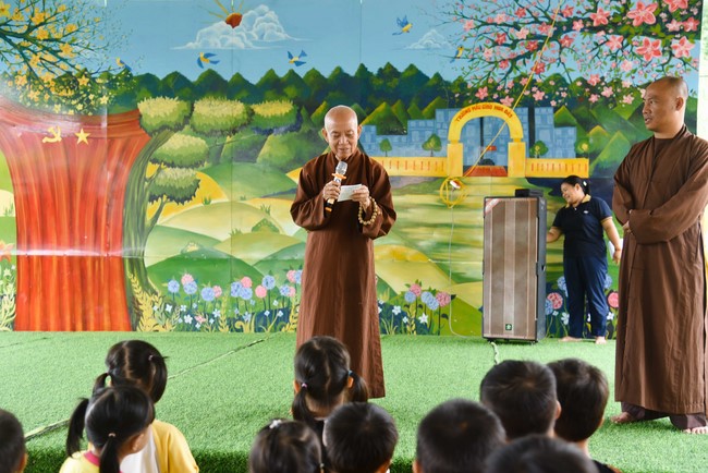 Ban Từ thiện: Tặng quà Trung Thu cho các em học sinh ở Đắk Som, Đăk Nông